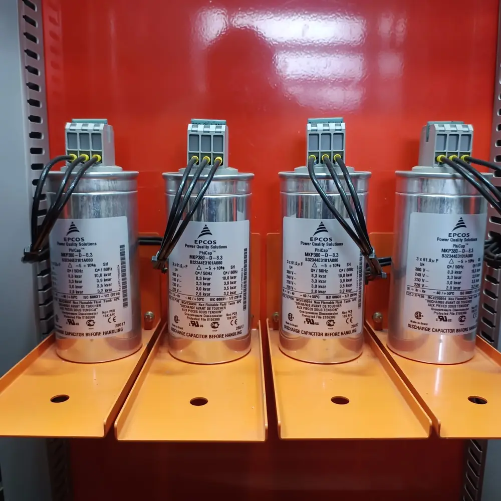 Capacitores industriais em painel elétrico