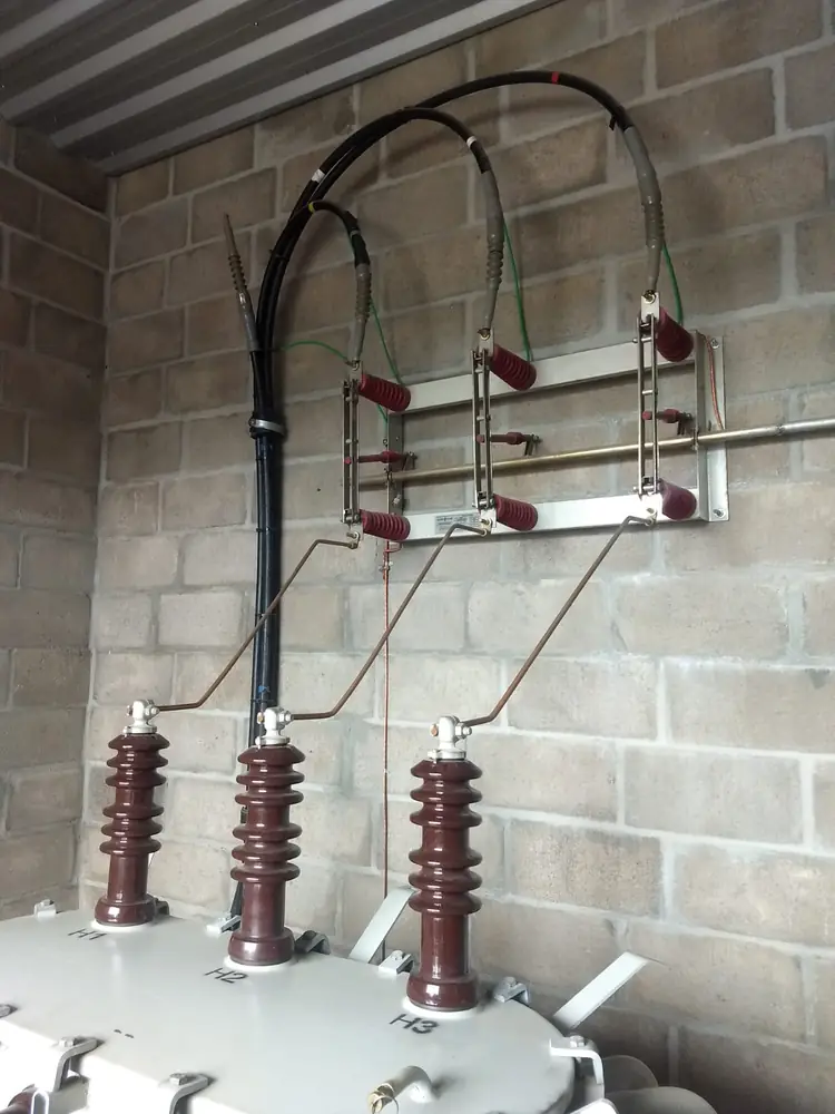 Muflas e componentes elétricos em subestação
